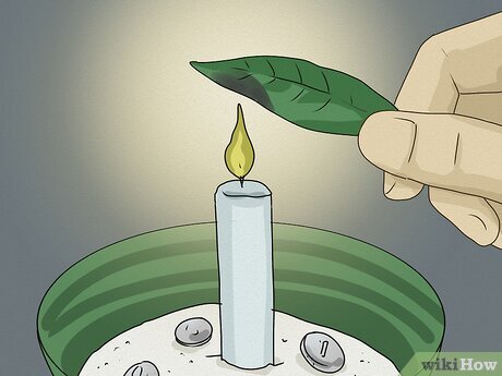 Шаг 4 Напишите свое намерение на лавровом листе и сожгите его в пламени свечи.