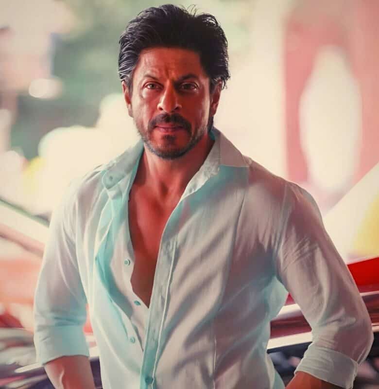 Сейчас он один из самых знаменитых актеров, но в детстве был обычным мальчиком, рос без родителей и мечтал стать футболистом: вот кто он