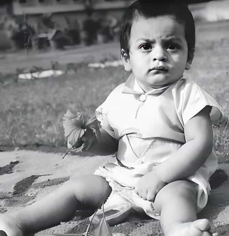 Сейчас он один из самых знаменитых актеров, но в детстве был обычным мальчиком, рос без родителей и мечтал стать футболистом: вот кто он