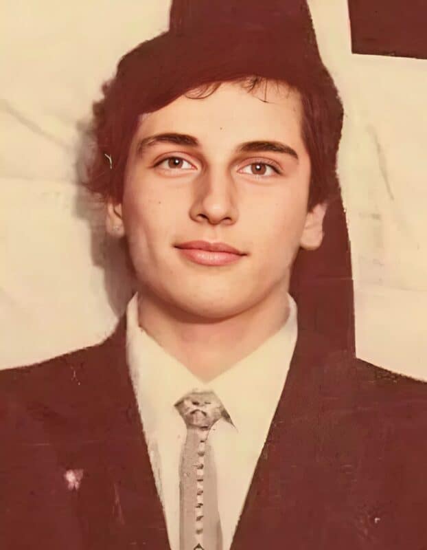 Лишь самые преданные фанаты узнают любимого актера на его юношеских фотографиях: но кто он такой?